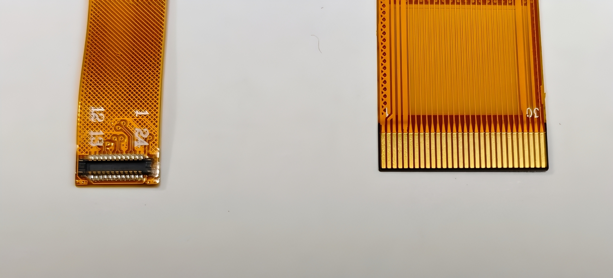 क्या लचीले डिस्प्ले केबल के लिए बी टू बी कनेक्टर या गोल्ड-फिंगर प्लग का उपयोग करना बेहतर है?